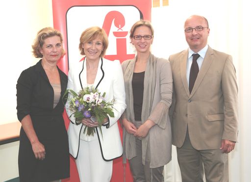 Im Bild von links nach rechts: Frau Mag.pharm. Dr. Ulrike Mursch-Edlmayr (Präsidentin der OÖ Apothekerkammer), die Preisträgerin Frau Dr. Ricarda Reinisch-Zielinski (ORF Redaktion Bewusst Gesund), Frau Mag.pharm. Monika Aichberger (Vizepräsidentin der OÖ Apothekerkammer) und Herr Mag.pharm. Thomas Veitschegger (Vizepräsident des Österreichischen Apothekerverbandes).