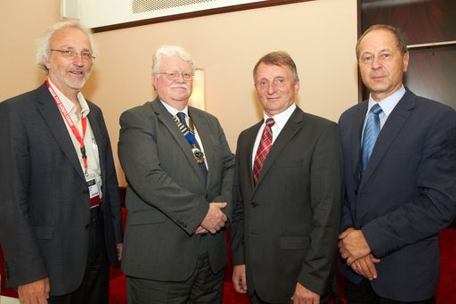 http://www.apa-fotoservice.at/galerie/3155/
Im Bild v.l.n.r.: Univ.-Prof. Dr. Manfred MAIER, Vorsitzender des Wissenschaftlichen Komitees, Dr. Tony MATHIE, Präsident WONCA Europe, Dr. Reinhold GLEHR, Präsident der Österreichischen Gesellschaft für Allgemein- und Familienmedizin (ÖGAM) und Dr.
Gustav KAMENSKI, Kongresspräsident WONCA-Europe-Konferenz 2012