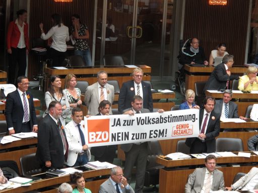 "Es ist erschreckend, wie gewissenlos SPÖ-Bundeskanzler Faymann und die restliche Bundesregierung das Geld der Österreicherinnen und Österreicher veruntreut. Dieser rot-schwarz-grüne Irrweg führt Österreich und Europa in den Abgrund. Anstatt das Volk über den Europäischen Stabilitätsmechanismus (ESM) - der für Österreich Zahlungsverpflichtungen von 40 Milliarden Euro bedeutet - zu befragen, beschließen SPÖ, ÖVP und Grüne, was die Bankenvertreter wollen. Der ESM schützt nicht die Bürger, sondern die Banken. Faymann ist damit der Schutzpatron der Banken, daher werden wir ihm heute das Misstrauen aussprechen", sagte BZÖ-Chef Klubobmann Josef Bucher zur Erklärung des Bundeskanzlers im Parlament.