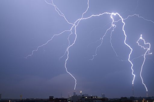 Genau 22.109 Blitze zur Erde zählte ALDIS, das österreichische Blitzortungssystem im OVE Österreichischer Verband für Elektrotechnik, gestern Abend bzw. Nacht über Österreich.
