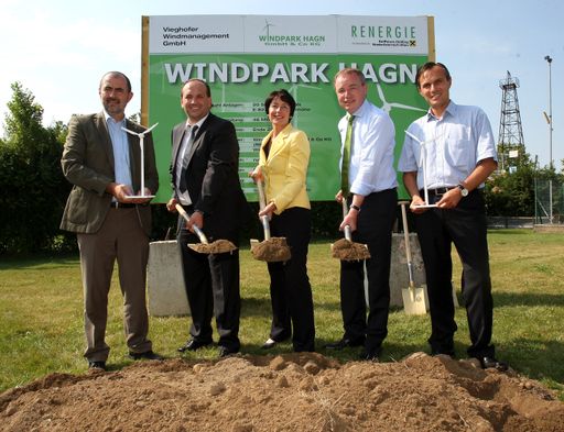 Spatenstich fuer den Windpark HAGN (Hauskirchen, Altlichtenwarth, Grossgrut, Neusiedl/Zaya) am Mittwoch, 4. Juli 2012 in Neusiedl an der Zaya in Niederoesterreich. Bild zeigt (v.l.n.r.) GF Josef Plank (Renergie), Franz Vieghofer Vieghofer Windmanagement), GL Michaela Steinacker (Raiffeisen Holding Niederoesterreich-Wien), LR Stephan Pernkopf und GF Ronald Lausch (Renergie).