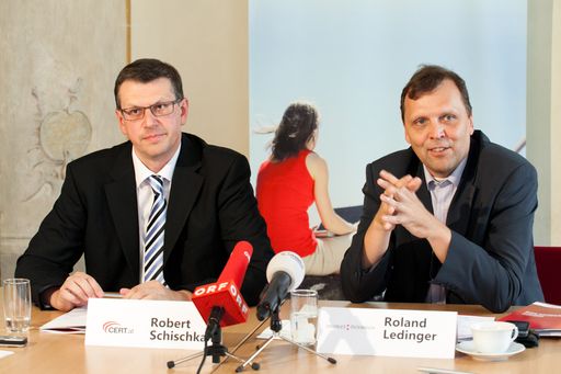 http://www.apa-fotoservice.at/galerie/3162/
Im Bild v.l.n.r.: Robert Schischka (Leiter Computer Emergency Response Team - CERT.at), Roland Ledinger (Leitung des Bereiches IKT-Strategie des Bundes)