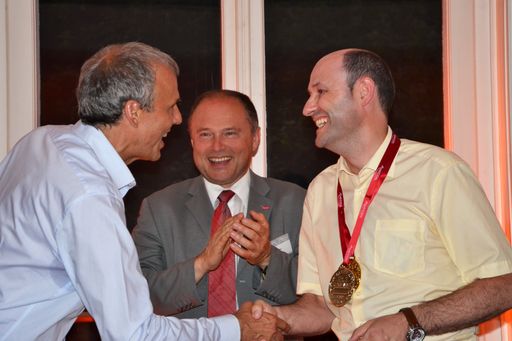 Vorschau Bild von Hannes Färberböck und Johannes Adler, Geschäftsführer von ANECON, gratulieren dem "Doppel-Olympia-Sieger" der ANECON-Spiele-Olympiade, Rainhard Bauer, Teamleiter bei Raiffeisen Bank International.