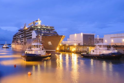  Vier Monate nach der Kiellegung hat die EUROPA 2 am 6. Juli das Trockendock der Werft STX France in Saint-Nazaire verlassen. Im Rahmen einer feierlichen Zeremonie mit dem Geschäftsführer von Hapag-Lloyd Kreuzfahrten, Dr. Wolfgang Flägel,
wurde das Dock geflutet. Mit dem Verlassen des Trockendocks beginnt jetzt der nächste Bauabschnitt der EUROPA 2: der Innenausbau an der
Ausrüstungspier. COPYRIGHT-HINWEIS: Das hier honorarfrei bereitgestellte Fotomaterial steht Ihnen nur im Zusammenhang mit Abdruck der Pressemeldung vom 09.07.2012 "MS EUROPA 2 verlässt das Trockendock" zur Verfügung. Fotocredit: Hapag-Lloyd Kreuzfahrten. Die Verwendung dieses Bildes ist für redaktionelle Zwecke honorarfrei. Veröffentlichung bitte unter Quellenangabe: "obs/Hapag-Lloyd Kreuzfahrten GmbH"
