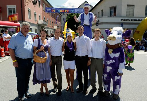  http://www.apa-fotoservice.at/galerie/3165
Im Bild v.l.n.r. Josef Katzenmayer Bürgermeister Bludenz), Andreas Kutil (Kraft Foods), Michaela Kirchgasser, Markus Wallner (Landeshauptmann Vlbg.), Matthias Zoller (Milka Bludenz)