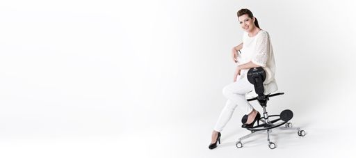  Innovationsberaterin Manuela Kamper-Mutlu entwickelte den patentierten Nail Acdynami Stuhl für alessandro INTERNATIONAL. Manuela Kamper-Mutlu entwickelt für Unternehmen aus dem Beauty- und Wellnessbereich innovative Produkte und Dienstleistungen. Sie arbeitet dabei mit einem Netzwerk von herausragenden Experten wie z.B. dem Tiroler Designer Harald Juen, die sie u.a. bei der Designgestaltung sowie bei der Visualisierung unterstützen.