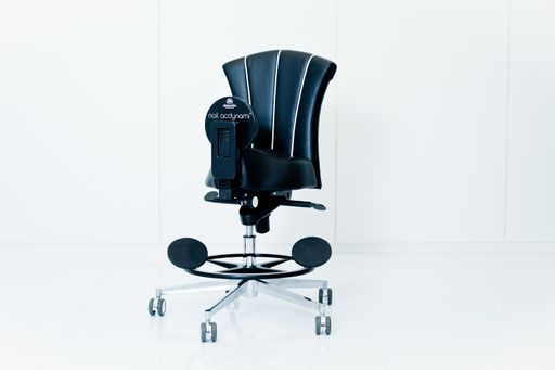 Vorschau Bild von Mit dem weltweit patentierten Premium Stuhl Nail Acdynami für Nageldesigner startet Innovationsberaterin Manuela Kamper-Mutlu nun den Launch einer Serie von innovativen Produktideen. Der Nail Acdynami entlastet und stärkt die Rückenmuskulatur aufgrund seiner speziell geformten Sitzfläche aus Tempurschaum und mittels einer patentierten Bauchlehne. Die Wirbelsäule wird so aufgerichtet, die Bandscheiben entlastet und das Becken erhält eine optimale Position. Die offene Haltung sorgt für eine gesunde Atmung, die Beine werden bestens durchblutet.