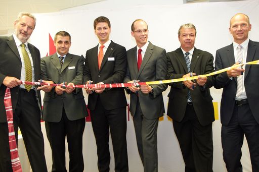http://www.apa-fotoservice.at/galerie/3172
Im Bild v.l.n.r. Josef Kaindl (Bezirksvorsteher-Stellvertreter Favoriten), Martin Jockerle (Filialleiter Post), Erwin Daubek (Filialleiter Bank), Michael Wiedeck (BAWAG P.S.K.), Michael Waninger (Verkaufsleiter für die Wiener Filialen der Österreichischen Post AG) und Arno Wohlfahrter (Bereichsleiter Privatkunden -Vertrieb der BAWAG P.S.K. AG)