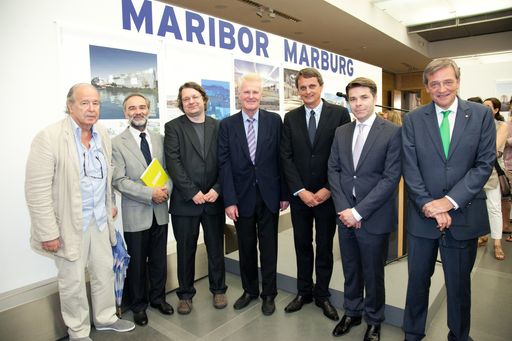 http://www.apa-fotoservice.at/galerie/3173/
Im Bild vlnr.: Boris Podrecca (Architekt), Adolph Stiller (Kurator), Uros Lobnik (Kurator), Rudolf Ertl (Vorstandsmitglied Wiener Städtische Versicherungsverein), Tomaz Kancler (Vizebürgermeister Stadt Maribor), Aleksander Gerzina (Botschafter der Republik Slowenien), Robert Lasshofer (Generaldirektor Wiener Städtische Versicherung)