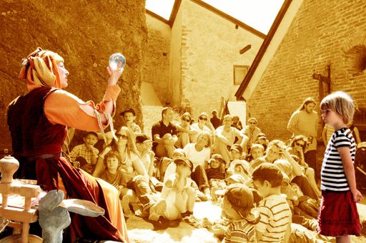 Vorschau Bild von Zwei neue Kinderworkshops sind dabei der erste Baustein einer kontinuierlichen Weiterentwicklung des Besucherprogramms in den kommenden Jahren. Am 9. und 23. August 2012 erleben die kleinen Gäste im Rahmen zweier museumspädagogischer Erlebnisführungen eine spannende und geheimnisvolle Reise zurück in die Vergangenheit.