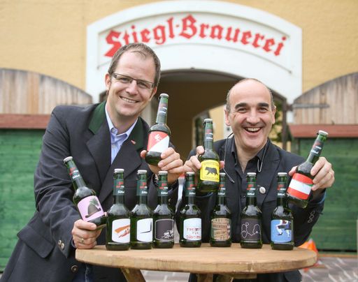 Christopher Losmann (Stiegl) und Prof. Antonino Benincasa (Freie Universität Bozen) freuen sich über die frech, extrem gefühlvoll, heimatverbunden und orginell gestalteten Etiketten der Braukunst-Edition "Südtirol".