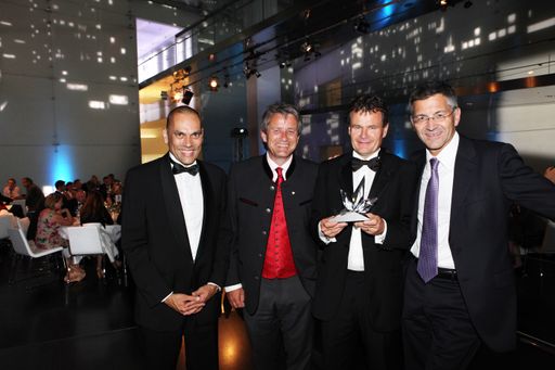  Der Gewinner und die hochkarätigen Gratulanten (v. li.): Andreas-Christoph Hofmann (Leiter der BMW-Markenkommunikation), Markus Tschoner (Präsident Best of the Alps), Franz Julen (Intersport), Herbert Hainer (adidas).