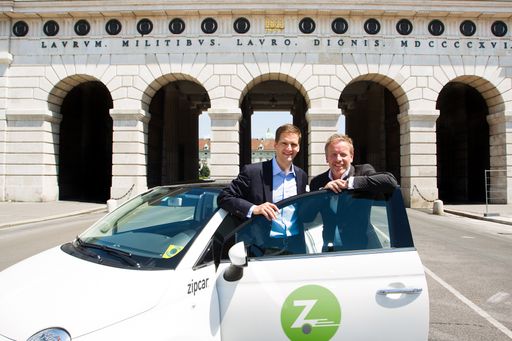  Im Bild (v.l.n.r.): Frerk-Malte Feller (Präsident von Zipcar Europe) und Christof Fuchs (Managing Director von CarSharing.at) vor dem Wiener Heldentor.