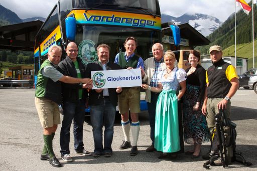 Präsentation des neuen Glocknerbus auf der Grossglockner Hochalpenstraße: Mag. Christian Wörister (GF Ferienregion Nationalpark Hohe Tauern), Thomas Hörl (Obmann Tourist-Information Großglockner-Zellersee), Alfred Vorderegger (Vorderegger Reisen), Dr. Johannes Hörl (Vorstand Großglockner Hochalpenstraßen AG), Bgm. Leopold Madreiter (Gemeinde Fusch), Mag.a Renate Ecker (GF Zell am See-Kaprun Tourismus GmbH), MMag.a Georgia Pletzer (GF LEADER + Region Nationalparkregion Hohe Tauern) und Nationalpark-Ranger Eckehard Heidler