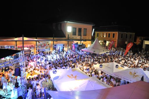 Vorschau Bild von Ausgelassene Stimmung im Open-Air Bereich am Monte Carlo Platz in Pörtschach.