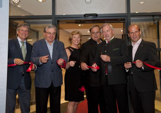 Vorschau Bild von vlnr: Landtagsabgeordneter Christian Poglitsch, der Villacher Bürgermeister Helmut Manzenreiter, Mag. Susanna Mayerhofer, Prim. Dr. Georg Lukeschitsch, Landeshauptmann Gerhard Dörfler, LHStv. Dr. Peter Kaiser