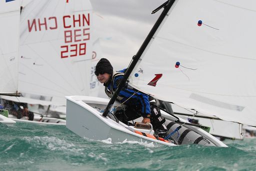  Der 13-jährige David Lucan vom YC Breitenbrunn hat im Juli bei der EM in Lignano unter 33 beteiligten Nationen in der Bootsklasse OPTIMIST trotz umstrittener Jury-Entscheidung in der 1. Wettfahrt den sensationellen 3. Platz für Österreich geholt