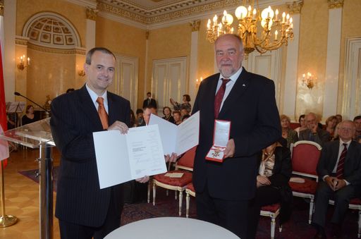 Überreichung des Großen Goldenen Verdienstzeichen der Republik Österreich an Präsident Weissgrab durch Ministerialrat Mag. Oliver Henhapel.