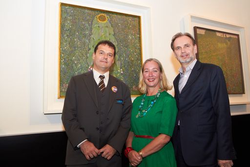  http://www.apa-fotoservice.at/galerie/3176
Im Bild v.l.n.r.: Christian Ernst (Vertriebsleiter PKW Electronics AG), Agens Husslein-Arco (Direktorin des Belvedere) und Alfred Weidinger (Vizedirektor des Belvedere)