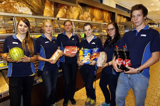 Vorschau Bild von V.l.n.r.: Die Lehrlingsgruppe mit Kristina Veranic, Nicole Fürpaß, Sabrina Ostermann, Michaela Larcher, Melanie Sigl und Benjamin Katholnig