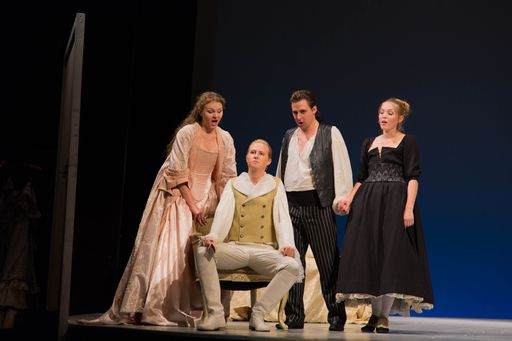  Werden sich die liebestollen Verwechslungen des Grafen in "Le Nozze di Figaro" auflösen? Wird Figaro seine Susanna am Ende heiraten? Finden sie es heraus. Am 14., 15.,21., 22.7. um jeweils 15:00 und 17., 19.7 um jeweils 19:00 im Schlosstheater Schönbrunn. Im Bild v.l.n.r.: Iva Martincevic (Gräfin), Wolfgang Resch (Graf), Christoph Filler (Figaro), Theresa Krügl (Susanna)