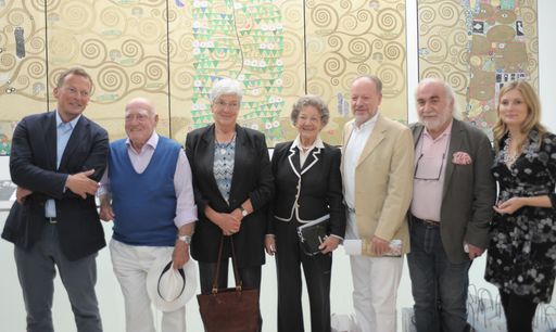 http://www.apa-fotoservice.at/galerie/3146/
Im Bild v.l.n.r.: Mag. Peter Weinhäupl (Managing Director Leopold Museum), Prof. Erich Lessing, Käthe Zwach (Käthe Zwach Galerie), Dr. Elisabeth Leopold (Vorstandsmitglied Leopoldmuseum), Mag. Erich Kaniak (Investor), Georg Eichhorn, Mag. Sandra Tretter (Kuratorin)