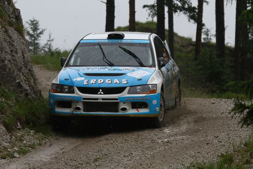 Manfred Stohl steht in der österreichischen Rallye-Königsklasse unangefochten als Spritpreissieger fest. Er rechnet bei der Schneebergland-Rallye mit nur 150 Euro Spritkosten und liegt nach der Hälte der Sonderprüfungen auf Platz drei.