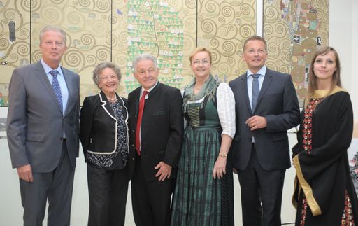  http://www.apa-fotoservice.at/galerie/3184/
v.l.n.r.: Dr. Reinhold Mitterlehner, Dr. Elisabeth Leopold, Dr. Josef Pühringer, Dr. Maria Fekter, Mag. Peter Weinhäupl