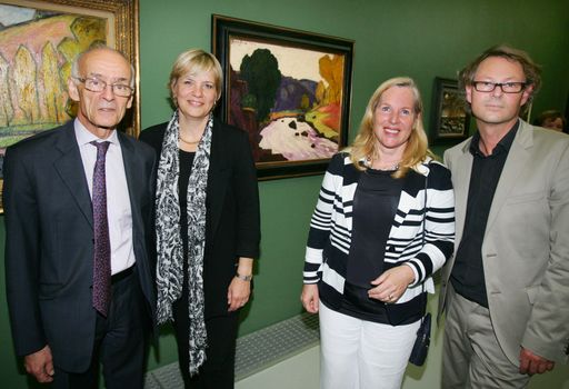 http://www.apa-fotoservice.at/galerie/3187/
v.l.n.r.: Stéphane Gompertz (Botschafter der Republik Frankreich in Österreich), Landesrätin Barbara Schwarz, Ingeborg Rinke (Bürgermeisterin der Stadt Krems) und Hans-Peter Wipplinger (Direktor der Kunsthalle Krems)