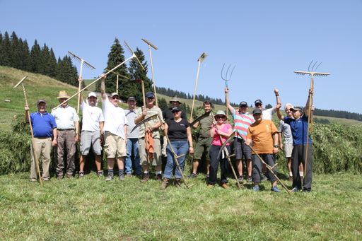  Manager, Unternehmer und ganze Unternehmensabteilungen tauschen für einen Tag ihren Hightech-Arbeitsplatz mit einer Tiroler Alm. Mit "Almzeit - ein Tag im Leben eines Bergbauern" kreierte die Kitzbühler Eventagentur ALPENEVENT(R) ein erfolgreiches authentisches Tiroler Bergsommerkonzept.