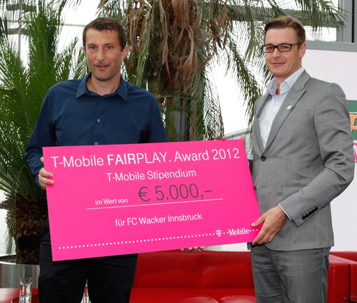  Thomas Kicker (rechts), Geschäftsführer T-Mobile Austria, übergibt den FAIRPLAY.Award an Walter Kogler, Trainer FC Wacker Innsbruck