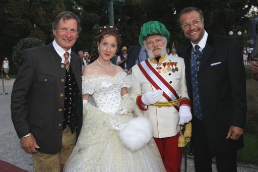  Die Kaisernacht in Bad Ischl - Gastgeber sind auch heuer eine Sisi, zwei Kaiser und ein Herzog! Skikaiser Franz Klammer begrüßt auch heuer wieder mit Sisi & Franz sowie Tourismusdirektor Robert Herzog zum krönenden Abschluss der Kaiserwoche "Alles Kaiser! Oder??" in Bad Ischl die Gäste zur "Kaisernacht".