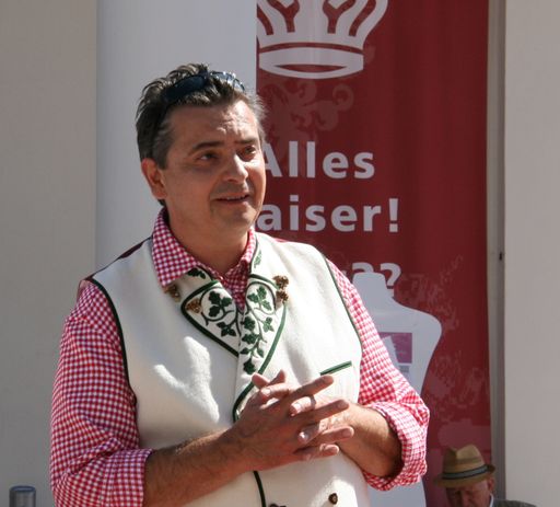 Vorschau Bild von Moderiert heuer "Die Kaisernacht": Christoph Wagner-Trenkwitz - Chefdramaturg der Volksoper, Opernballmoderator und Mitglied des Ensembles des Lehár Festivals, bei dem er heuer im Vogelhändler zu Einsatz kommt.