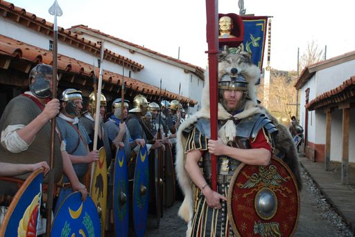 Im archäologischen Experiment demonstrieren in einem Marschlager vier römische Legionen, die legendären Legionen der römischen Kaiser, und eine Truppe Alamannen ihre Ausrüstung.