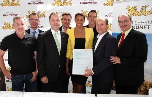 Im Bild v.l.n.r.: Roman Hagara (Segeldoppelolympiasieger), Leopold Wanzenböck (GF Naturkraft), DI Niki Berlakovich (Bundesminister für Land-, Forstwirtschaft, Umwelt und Wasserwirtschaft, Maxim Podoprigora (Vizeweltmeister), Fabienne Nadarajah (Vizeweltmeisterin), Andreas Vojta (Leichtathlet des Jahres), Gerhard Ströck, Dr. Karl Kienzl (stellv. GF Umweltbundesamt)