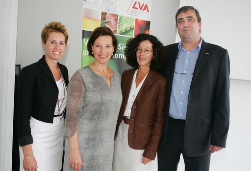 http://www.apa-fotoservice.at/galerie/3194
Im Bild v.l.n.r.: Mag.Caroline Winkelbauer (Leiterin Prüfstelle LVA GmbH), BM Heinisch-Hosek, DI Dorothea Roubicek (Leiterin Begutachtung und Kundenservice LVA GmbH) und Dr.Michael Gartner (GF LVA GmbH)