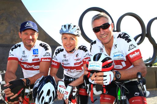 Heather Mills (Mitte) verabschiedete das 20-köpfige Tirol Cycling Team am Bergisel in Richtung London, unter ihnen die beiden Olympiasieger Stephan Eberharter (li.) und Leonhard Stock.