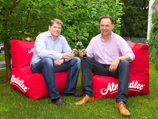 http://www.apa-fotoservice.at/galerie/3189/
Im Bild v.l.n.r.: Claus Hofmann-Credner (Marketingleiter Almdudler), Gerhard Schilling (Geschäftsführer Almdudler)