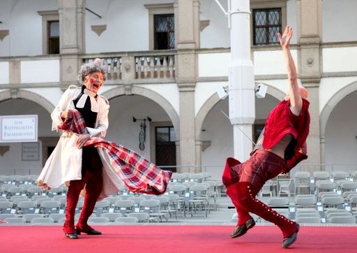  Das Schloss Weitra Festival 2012 erlebte eine fulminante Eröffnung: Die gestrige Premiere von "Liebe, Lust & Lüge" erntete tosenden Applaus vom Publikum. Die neue Intendantin Beverly Blankenship inszenierte die britische Barock-Komödie von Aphra Behn gleichzeitig wild und sinnlich.