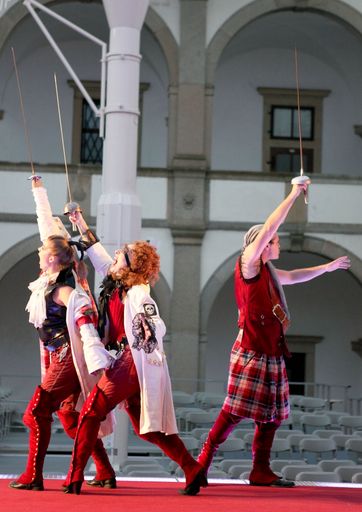 Vorschau Bild von Das Schloss Weitra Festival 2012 erlebte eine fulminante Eröffnung: Die gestrige Premiere von "Liebe, Lust & Lüge" erntete tosenden Applaus vom Publikum. Die neue Intendantin Beverly Blankenship inszenierte die britische Barock-Komödie von Aphra Behn gleichzeitig wild und sinnlich.
