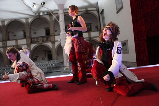 Vorschau Bild von Das Schloss Weitra Festival 2012 erlebte eine fulminante Eröffnung: Die gestrige Premiere von "Liebe, Lust & Lüge" erntete tosenden Applaus vom Publikum. Die neue Intendantin Beverly Blankenship inszenierte die britische Barock-Komödie von Aphra Behn gleichzeitig wild und sinnlich.