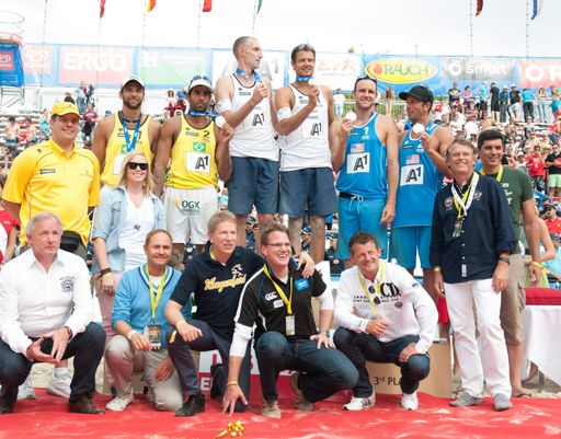  Siegerehrung der Herren: hinten: FIVB-Superviser Ed Drakich, Noemie Calandra (Swatch), Pedro/Marcio Araujo (BRA), Nummerdor/Schuil (NED), Gibb/Rosenthal (USA), Mag. Hans Tschuden (CFO Telekom Austria Group), Mag. Stefan Potyka (ÖVV); vorne: Landeshauptmann Gerhard Dörfler, Wolfgang Haas MSc (ERGO), Herbert Taschek (Stadt Klagenfurt), Landesrat Mag. Achill Rumpold, Bürgermeister Christian Scheider