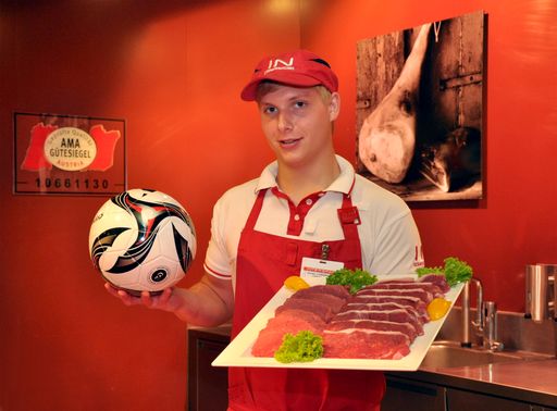 500 Kilogramm feinstes, mit dem AMA-Gütesiegel ausge-zeichnetes Frischfleisch aus Österreich befinden sich auf dem Weg vom TANN-Fleischwerk in Wörgl in die englische Hauptstadt. Im Bild ein TANN-Mitarbeiter.