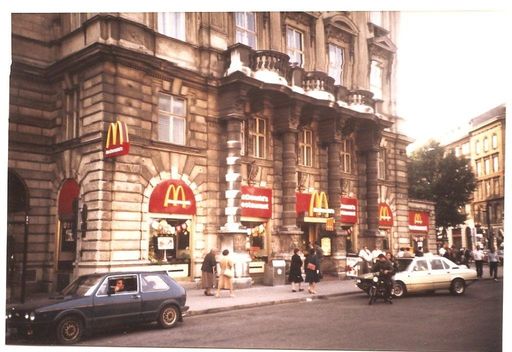 Vorschau Bild von Das erste McDonald's Restaurant in Österreich am Wiener Schwarzenbergplatz im Jahr 1977.