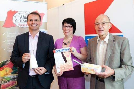http://www.apa-fotoservice.at/galerie/3213
Im Bild v.l.n.r.: DI Martin Gressl (Leiter Abteilung Qualitätsmanagement, AMA-Marketing), Mag. Birgit Beck (Ernährungswissenschafterin, VKI), Ing. Franz Floss (Geschäftsführer und Leiter des Bereichs Untersuchung, VKI).