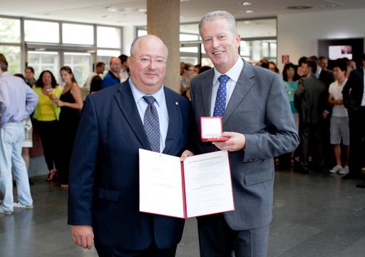http://www.apa-fotoservice.at/galerie/3191/ Im Bild v.l.n.r.: DI Dr. techn.hc. Hannes Bardach, CEO Frequentis AG und Dr. Reinhold Mitterlehner, Bundesminister