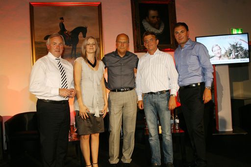http://www.apa-fotoservice.at/galerie/3217
Im Bild v.l.n.r.: Gerhard Dörfler, Landeshauptmann von Kärnten, Johanna Gritsch, Geschäftsführerin Lavanttaler Obsthof Lenzbauer, Frank Hensel, Vorstandsvorsitzender REWE International AG, Hannes Jagerhofer (Eventagentur ACTS), Mag. Josef Pacher, Vorstand Vertrieb/Marketing, Vereinigte Kärntner Brauereien AG