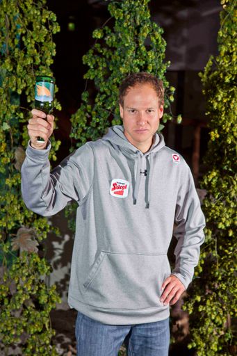 Stiegl-Braukunst-Edition für London 2012: Der Nordische Kombinierer Bernhard Gruber mit der aktuellen Stiegl-Braukunst-Edition, drückt seinen Sportler-Kollegen die Daumen!