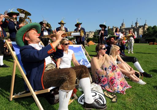 Vorschau Bild von In unmittelbarer Nachbarschaft zum Austria House Tirol erklingen im Trinity Square Park Tiroler Melodien - zur Freude der englischen Passanten. Top-Lage für den Tirol-Auftritt: Im Hintergrund ist der Tower of London zu sehen.