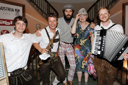Tiroler Tradition trifft englischen Lifestyle: Die weltweit bekannte Modedesignerin Vivienne Westwood und ihr Tiroler Ehemann Andreas Kronthaler freuten sich bei der Eröffnung des Austria House Tirol über heimatliche Klänge (im Bild die Alpinbanda rund um Paul Heis).